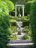 HOW TO CREATE THE PERFECT COURTYARD GARDEN WITH CAST STONE