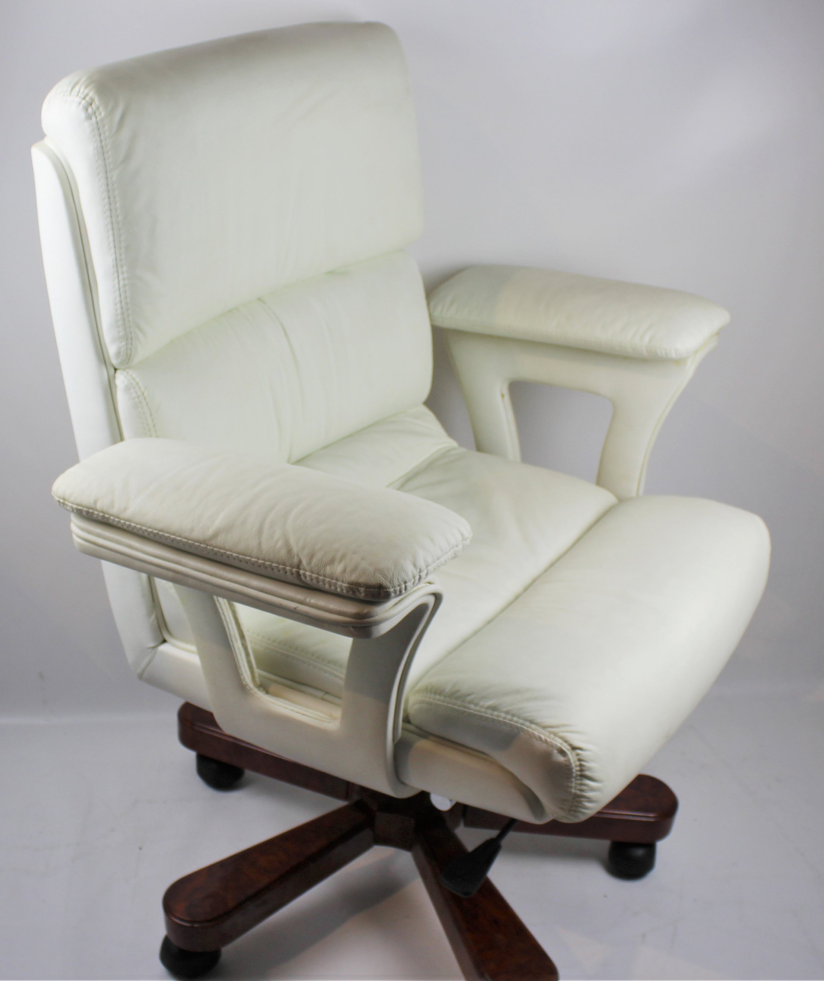 Providers Of Executive Office Chair Genuine White Leather - DES-B020-W Near Me