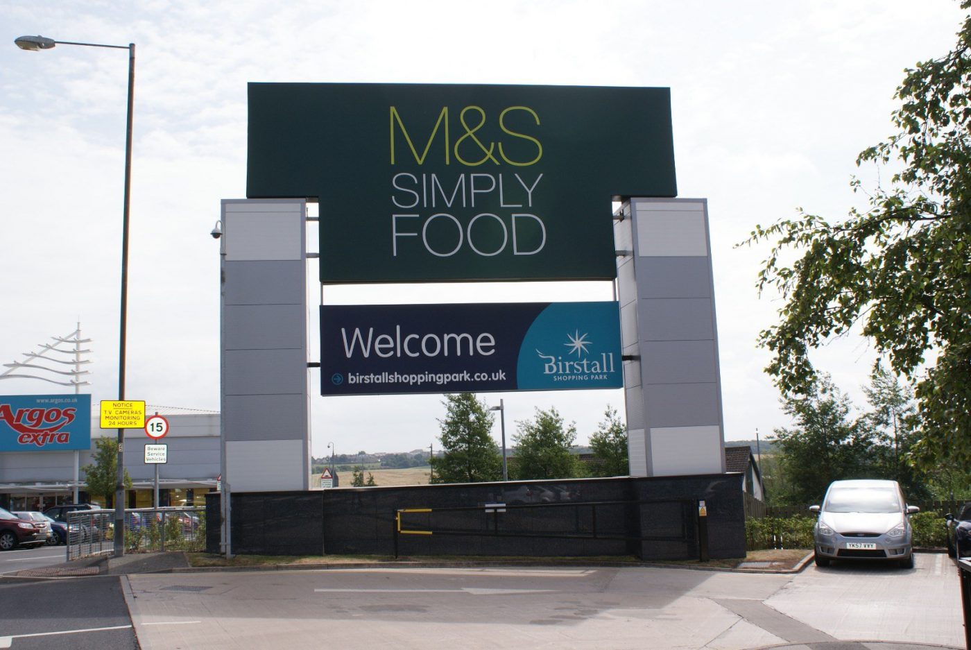 Gold Illuminated Projecting Sign for Fast-Food Chains Cumberland