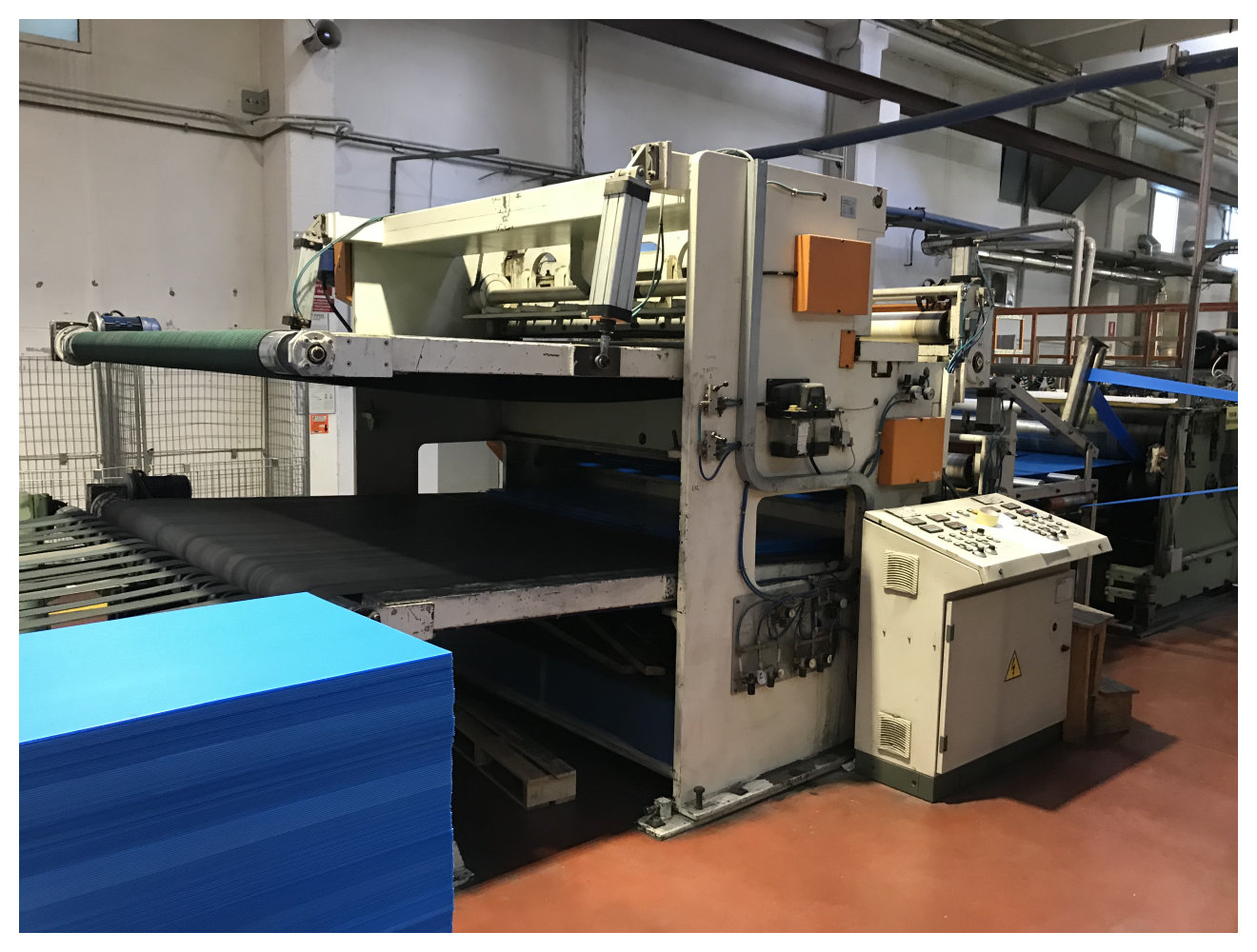 UK Suppliers Of 3000mm wide Caimi twin stack guillotine. Variable speed input nip rolls for each blade. Run on PP hollow profile. Top/bottom cut for variable sheet length. CMD3000