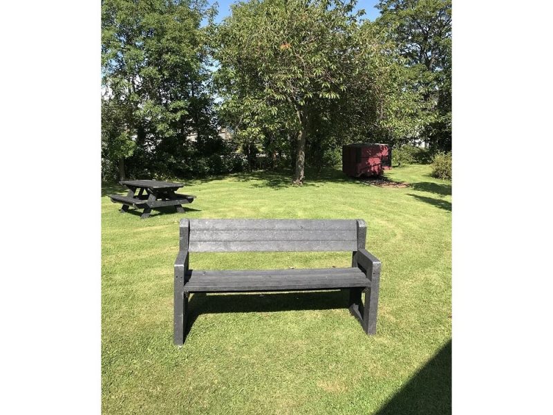 Installer Of Armed Bench &#8211; Recycled Plastic
