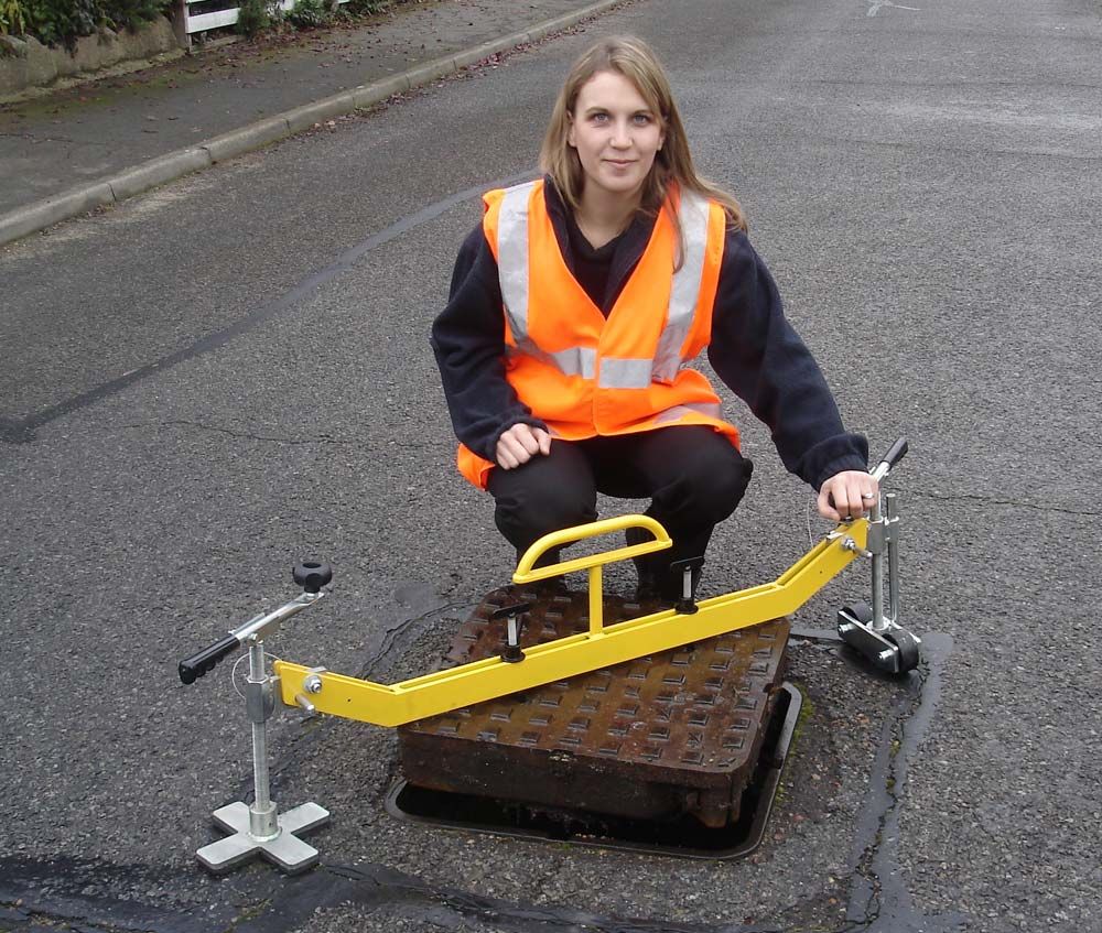 UK Suppliers of Handy Lift Manhole Lifter - Swinger