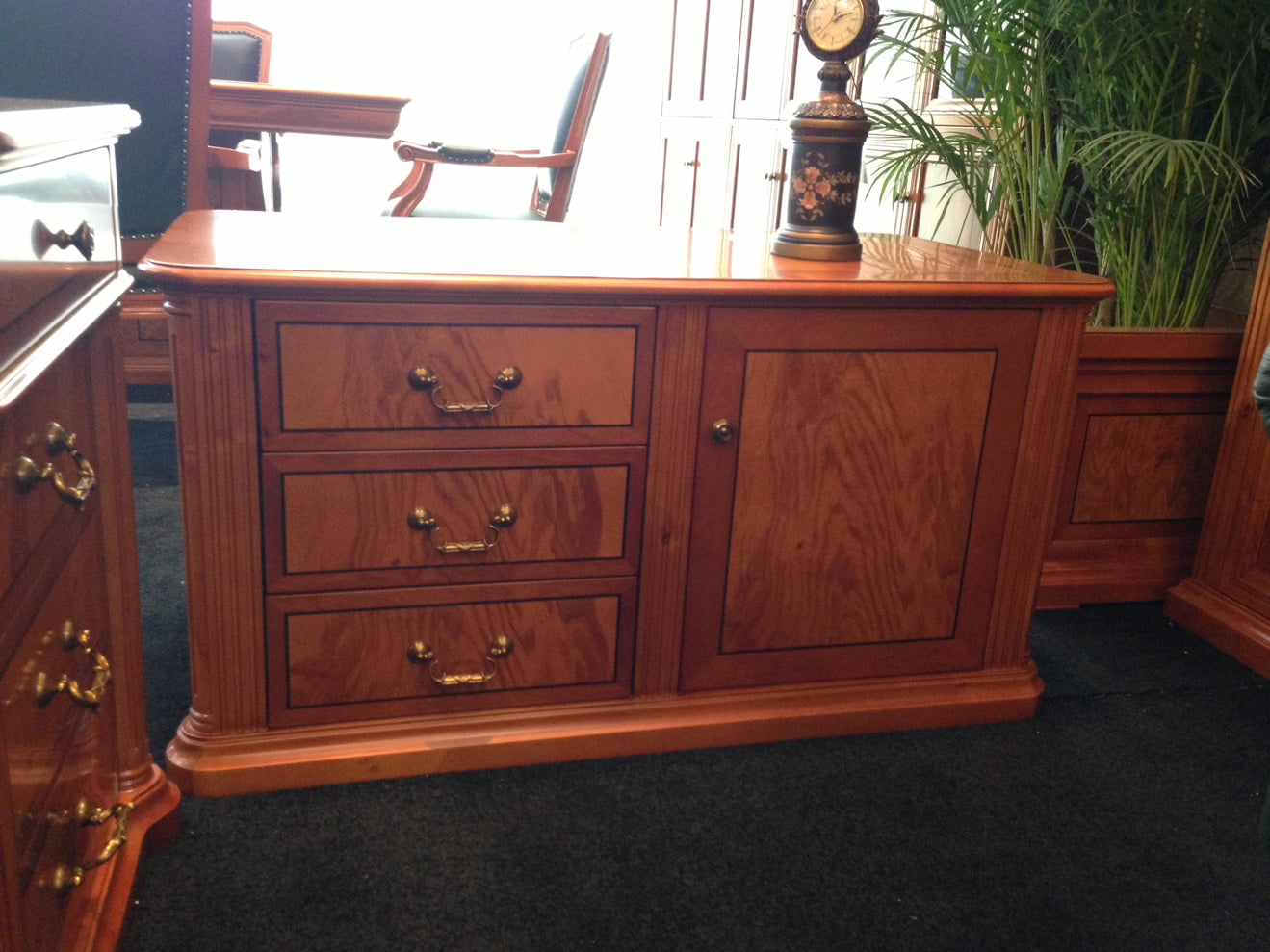 Specialisting In Executive Dark Cherry Side Table With Yew Inlaid Panelling 0806-ST Near Me