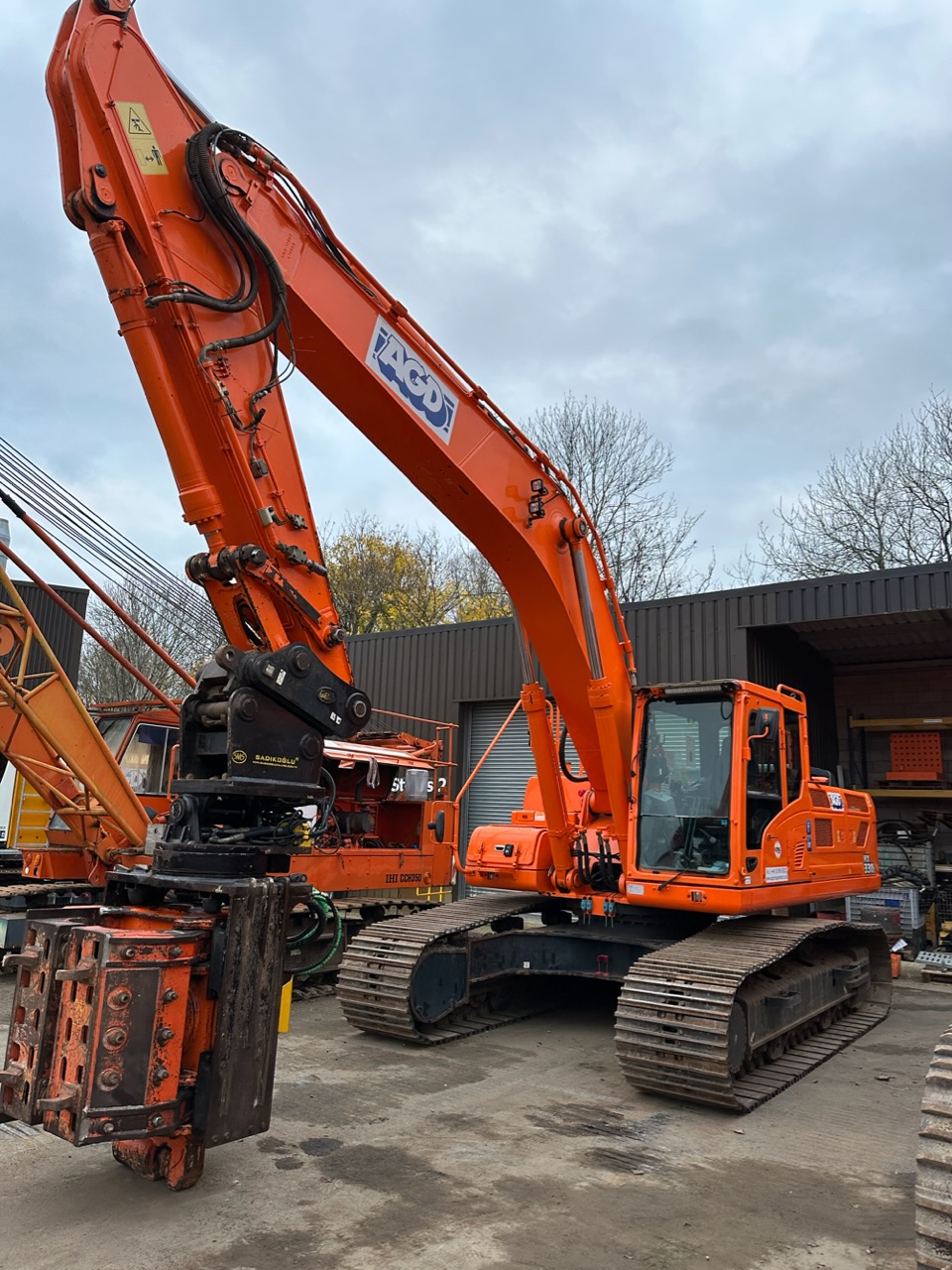UK Suppliers of Used Hyundai HX330L With Side Grip Vibro For Sale