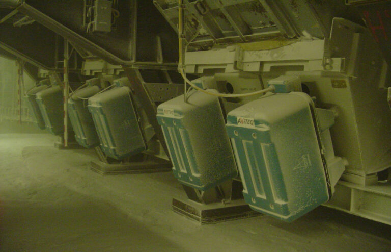 Suppliers of Double Magnetic Vibrator Hopper Discharge Unit For Salt UK