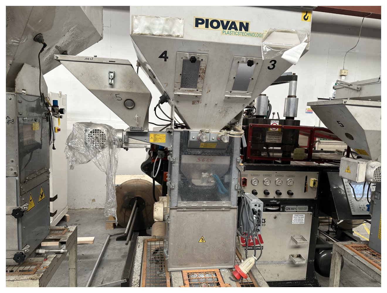 4 component Piovan model MDW 500/41 Gravimetric blender with side feeder. Year 2001