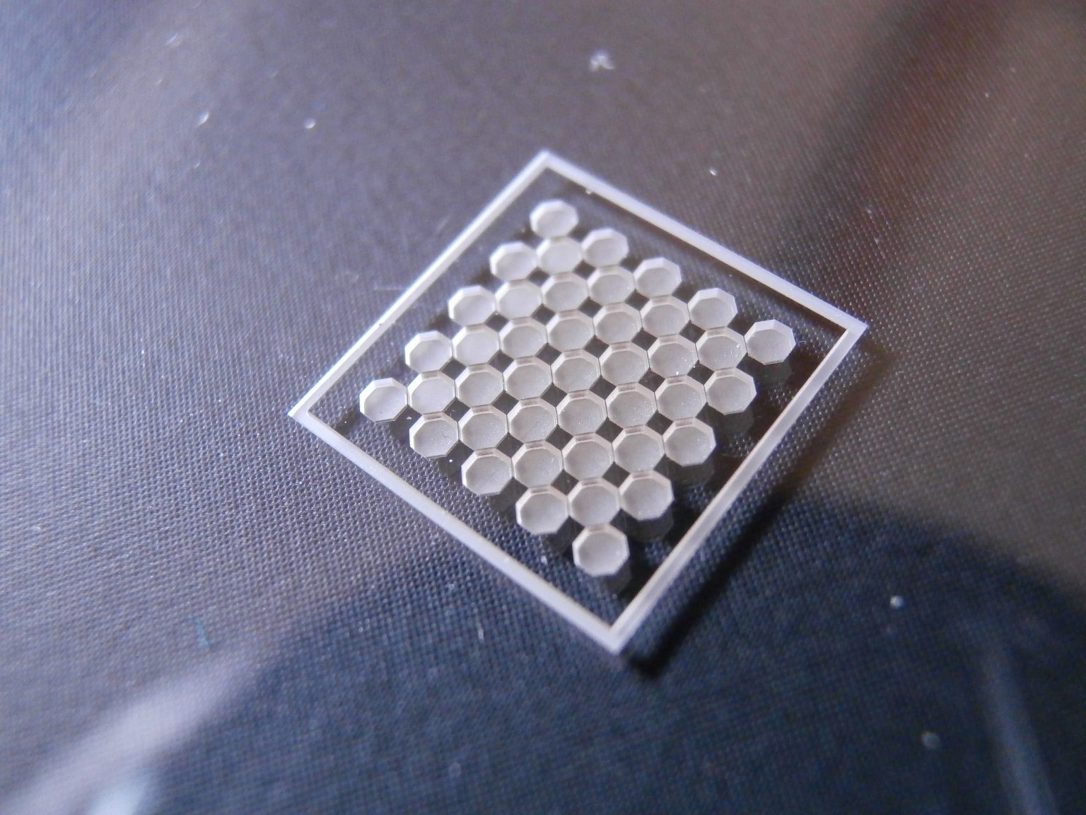 POLYCARBONATE
 Microwells