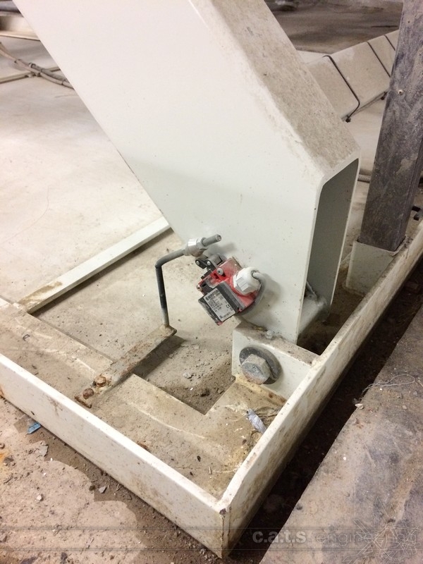 Fixed pivot block with adjustable height limit switch