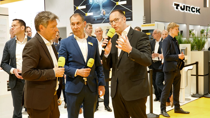 Federal Minister of Economic Affairs visits Turck at Hannover Messe