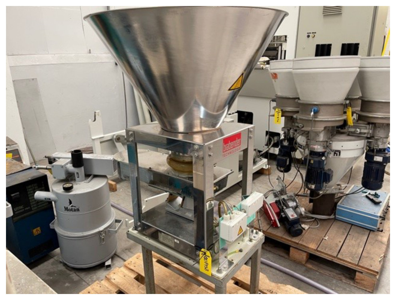 Brabender DDW-MS6-DVT200N-200HT Gravimetric vibrating tray feeder. 350kg/h Feed rate.