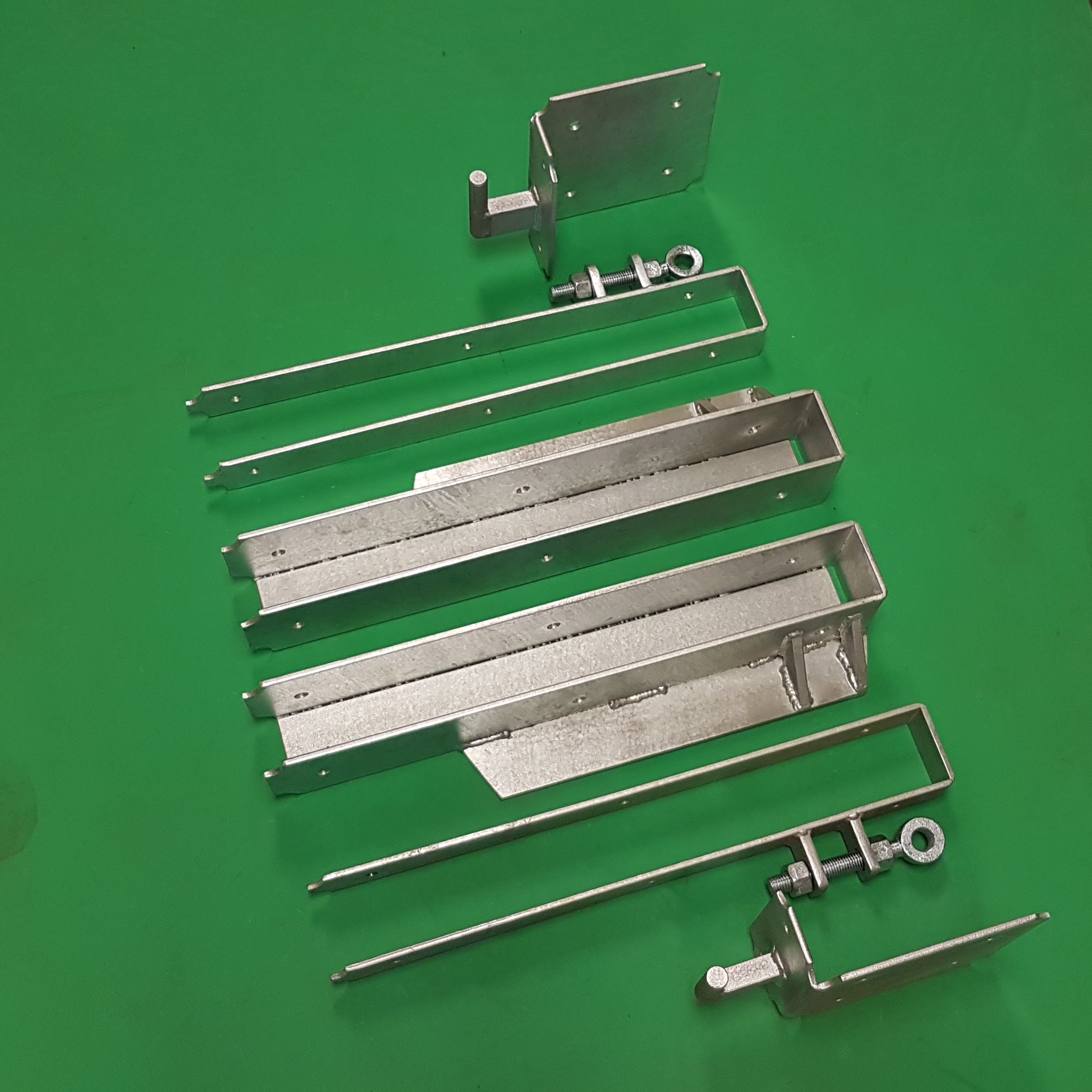 Offset Hinges Shoes and Corner Plate Kit Pair Galvanised