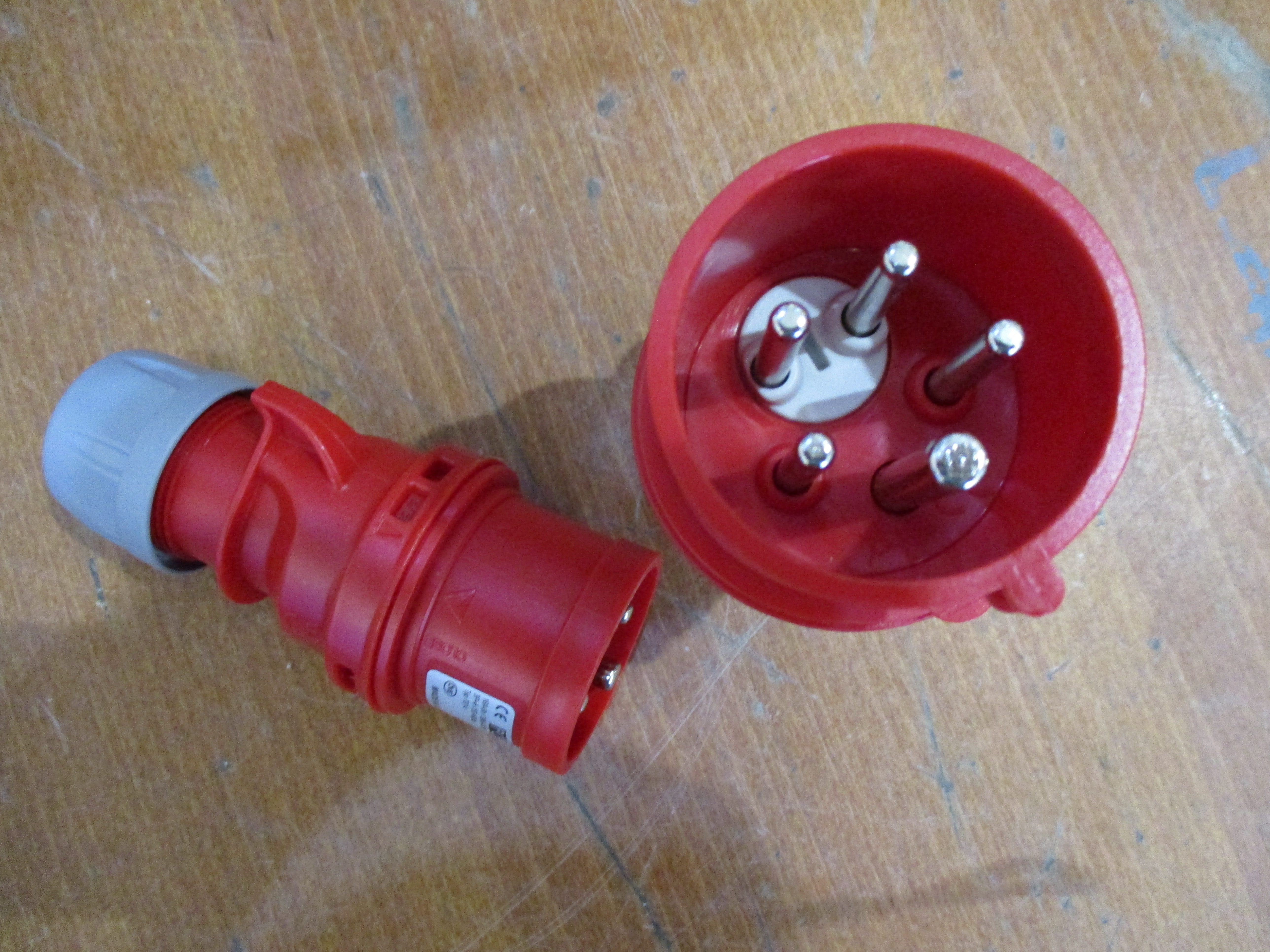 400v 16a 5 Pin Phase Inverter Plug IP44
[3165 INP44]