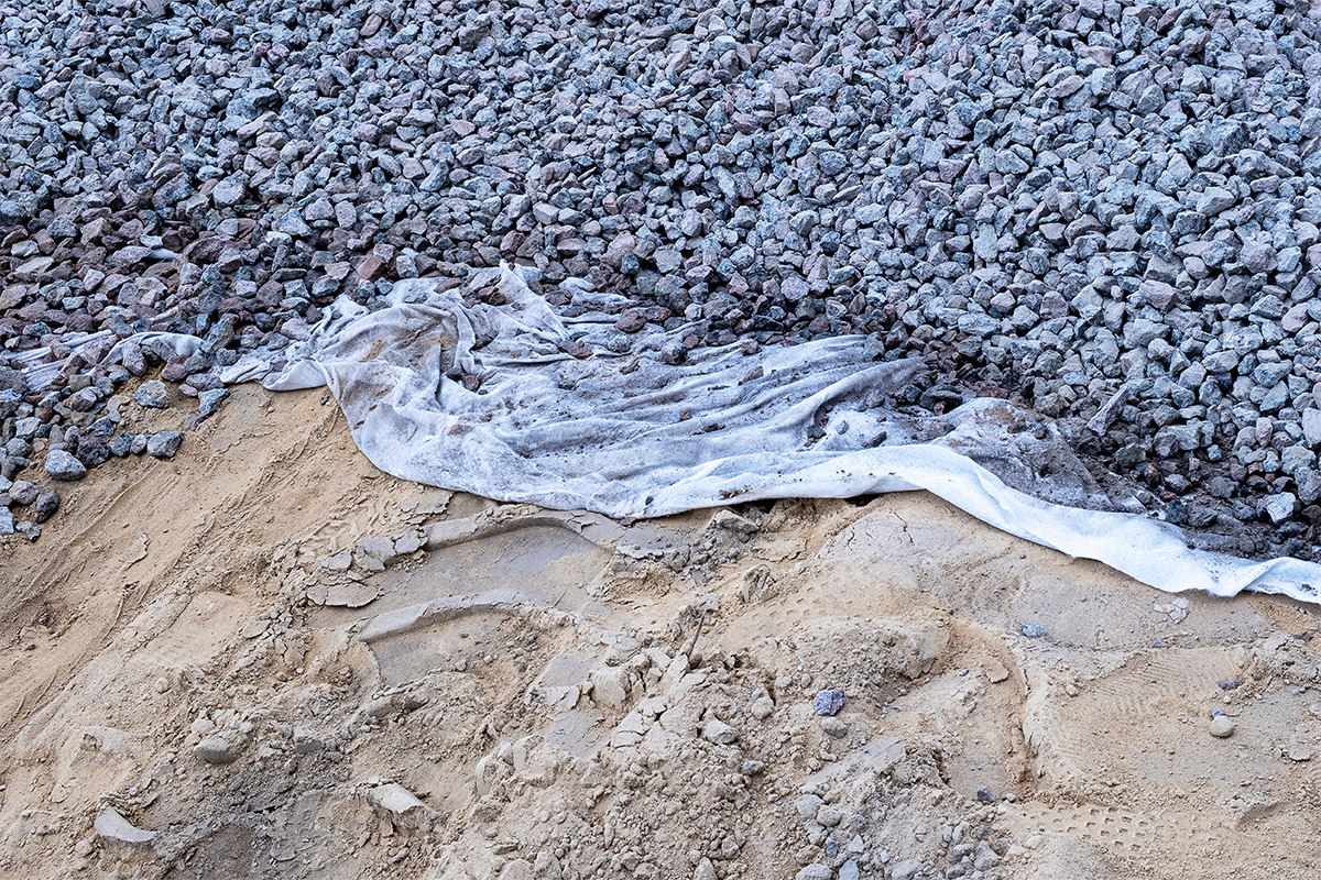 THE PRACTICAL BENEFITS OF GEOTEXTILE MEMBRANES AND ECOGRID IN LANDSCAPING