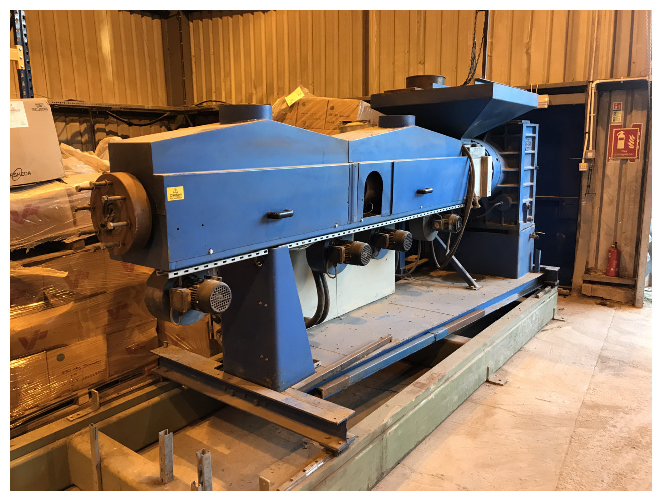 90mm Dolci single screw extruder, 33D, with plugged vent. DC motor, approx 90kw. Electrically heated, fan cooled barrel. 20 zone temperature control panel