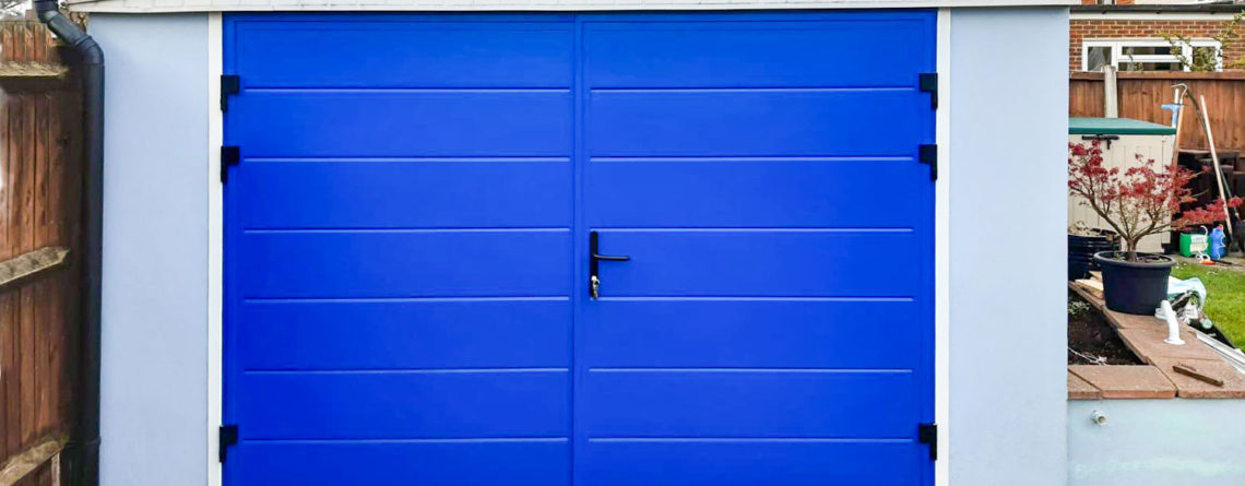 Ryterna Medium Horizontal Ribbed Insulated Side Hinged Garage Doors in Signal Blue