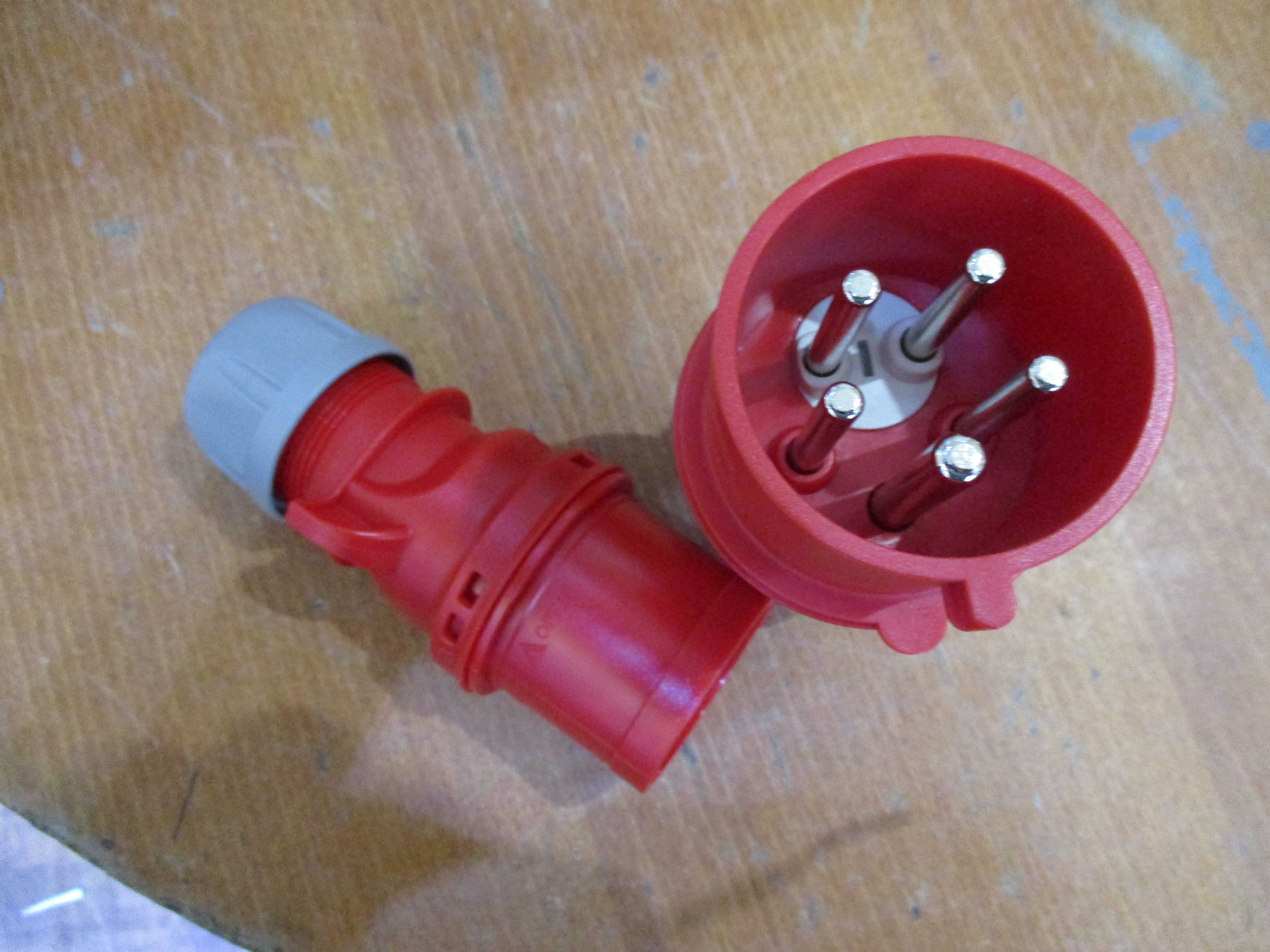 400v 32a 5 Pin Phase Inverter Plug IP44
[3325 INP44]
