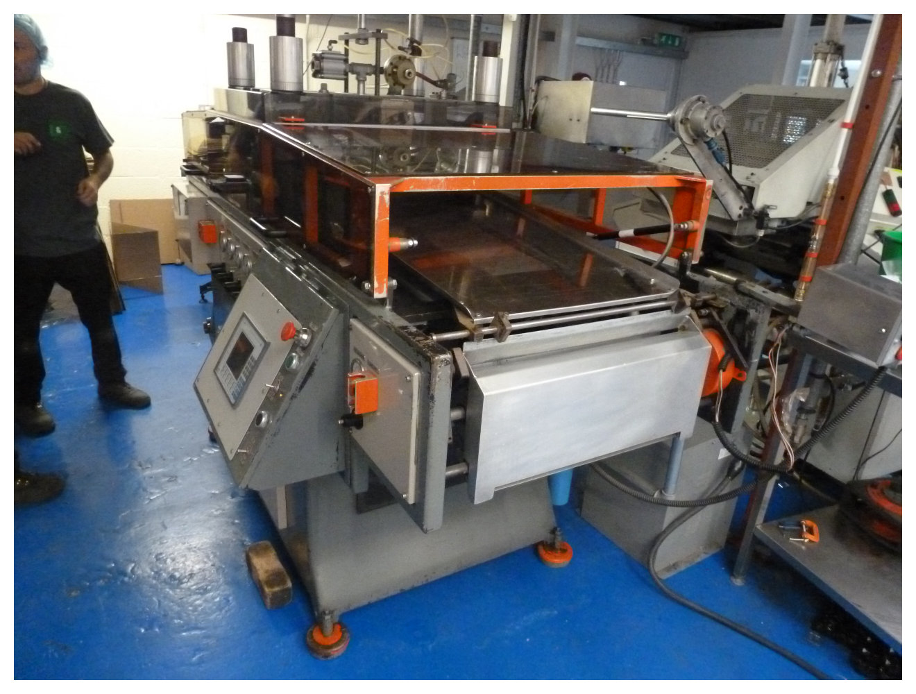 432mm x 330mm GN model 1713 thermoforming machine. Max draw 100mm. Roll fed. Max sheet width 533mm. 600mm max roll diameter. 30 cycles max 1995