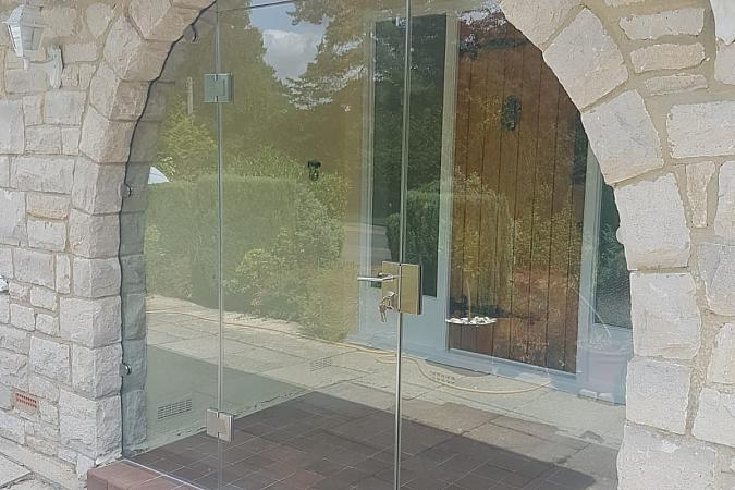 Frameless Glass Porch Enclosure Ideas For Contemporary Houses