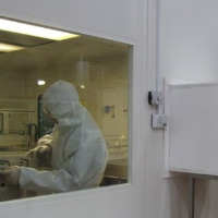 Compact Air Showers for Personnel Prior to Entry of Cleanrooms or controlled Environment