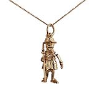 9ct Gold 20x10mm moveable Beefeater Pendant with a 0.6mm wide curb Chain