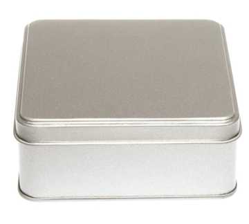 Boîte métallique carrée, argentée et plate avec couvercle coiffant