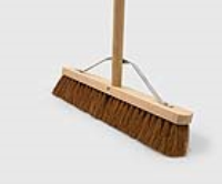 457MM PLATFORM BROOM NATURAL COCO C/W 54" HANDLE & METAL STAY FITTED