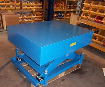 Heavy duty lift table with extra deep side skirts