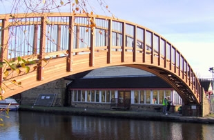 Laminated beam footbridge for equestrian 