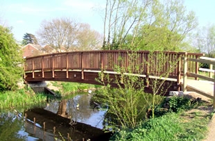 Bridges supplied with grooved, slip-resistant decking